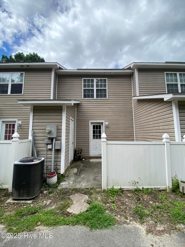 Building Photo - 352 Hunting Green Dr
