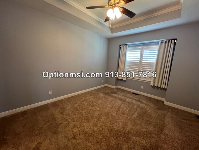 Building Photo - Blue Valley Townhome!