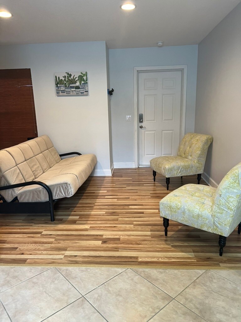 Funton 2 chairs - 529 SW Akron Ave