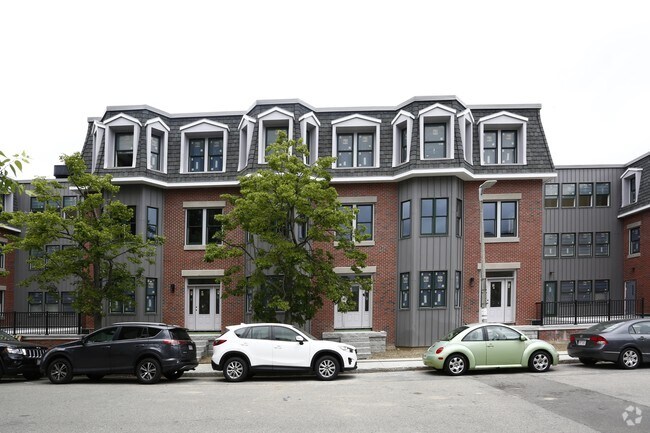 Building Photo - 902-906 E 2nd St