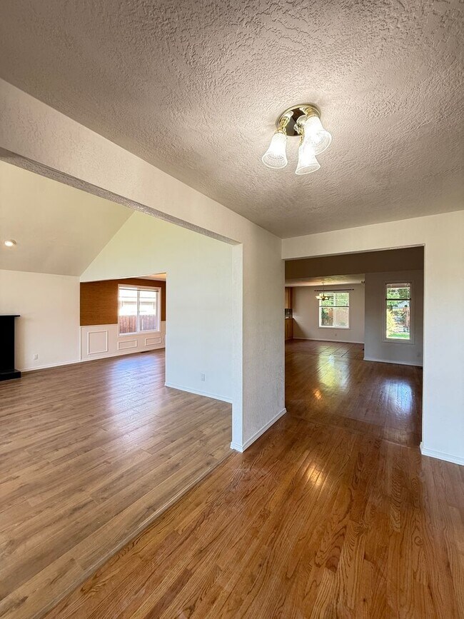 Building Photo - Immaculate 3 bedroom, 2 bath home in desirable Medford Neighborhood!