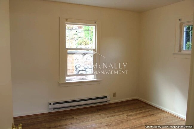Building Photo - Bright 2 Bedroom 1 Bath Craftsman in Desir...