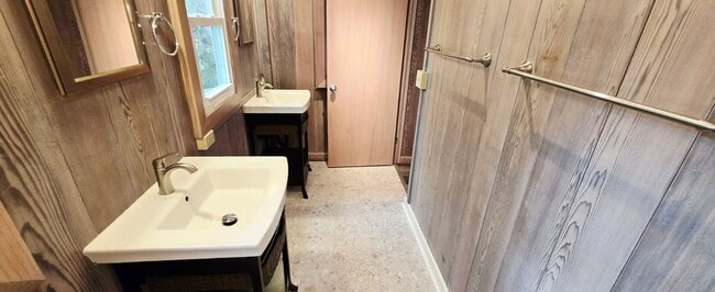 Building Photo - Large 3-Bedroom & 2-Bath Home