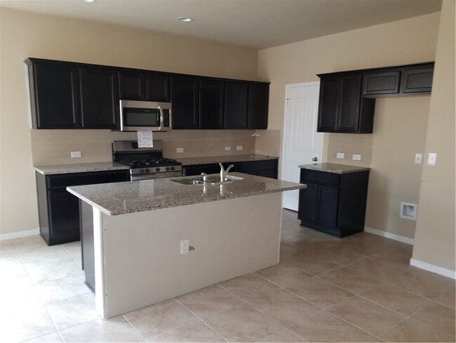 Building Photo - 2204 Bettylou Ln