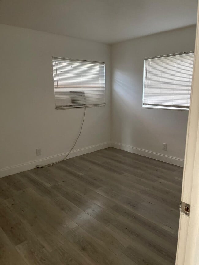 Building Photo - 1245 W 35th St