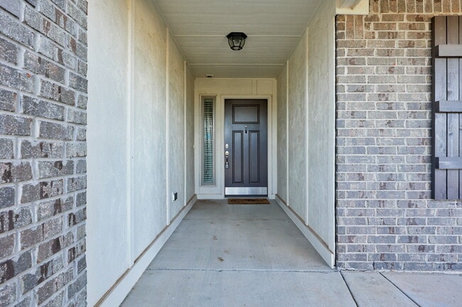 Building Photo - 806 Barbaroot Dr