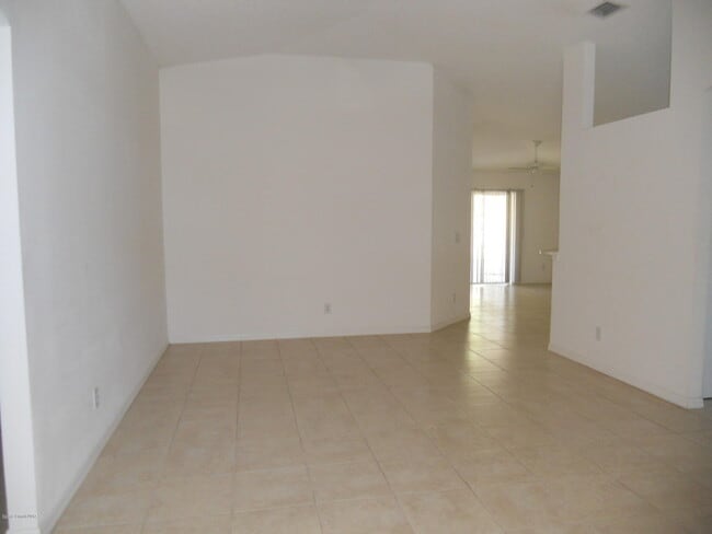 Building Photo - 540 Benton Dr