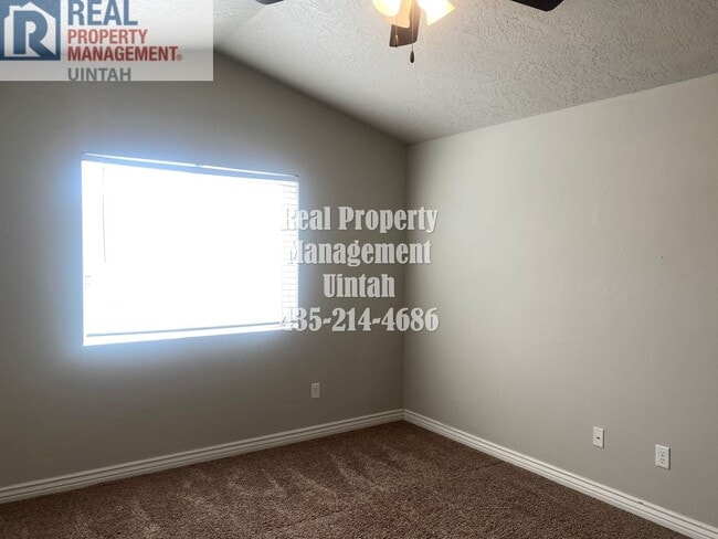Building Photo - 3 bed 2.5 bath townhome in Fox Run