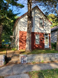 Building Photo - 1BR 1BA Upper Level Unit - Tri-plex Proper...