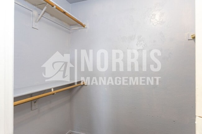 Building Photo - Great Home Located in Town with a Pool