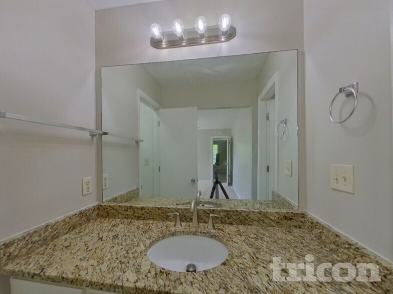 Building Photo - 2543 Mistletoe Ln SW