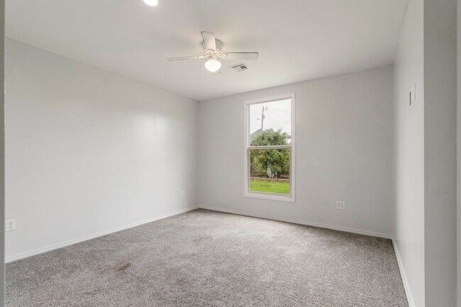 Building Photo - Modern Comfort on 1 Acre in Coweta – Available Now!