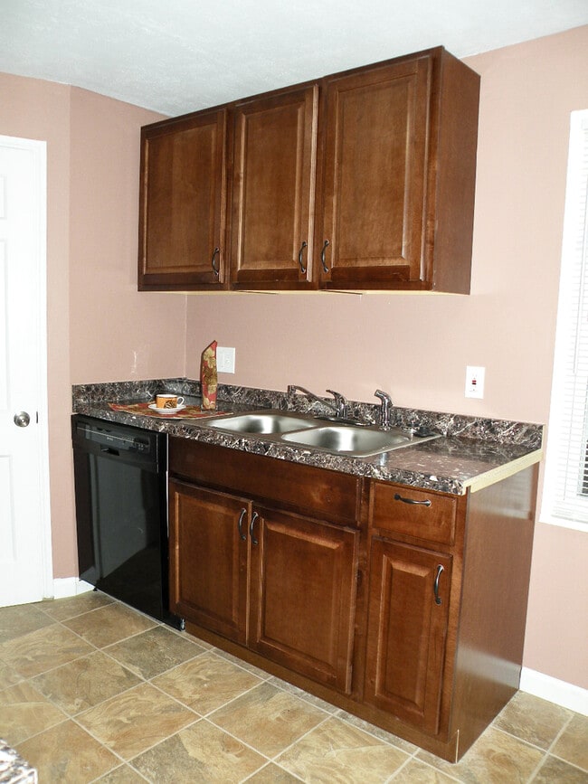 Building Photo - Renovated 3 Bedroom Colonial!