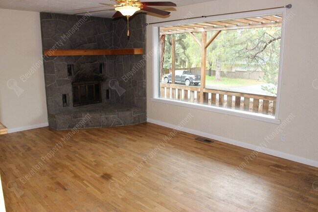 Building Photo - Historic Midtown Bend Gem with Detached St...