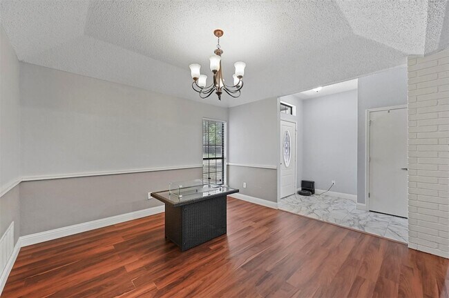 Building Photo - 2530 Seven Hills Dr