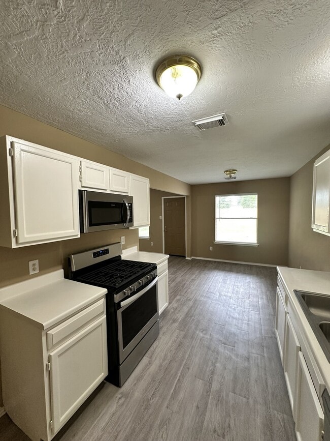 Building Photo - 6910 Bayou Crest Dr