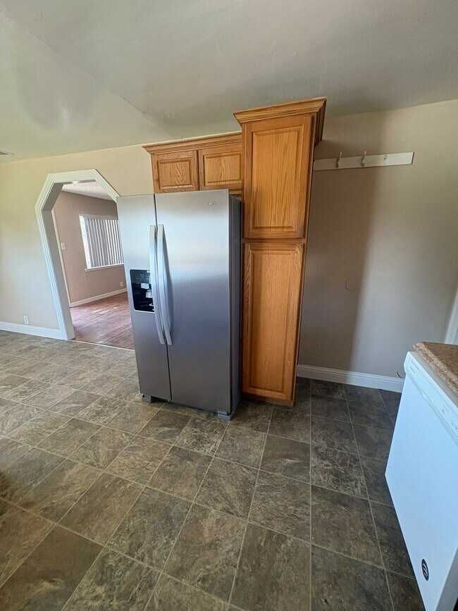 Building Photo - 6832 E Harvey Ave