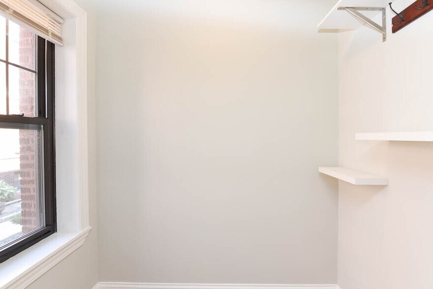 Building Photo - 4409 N Wolcott Ave