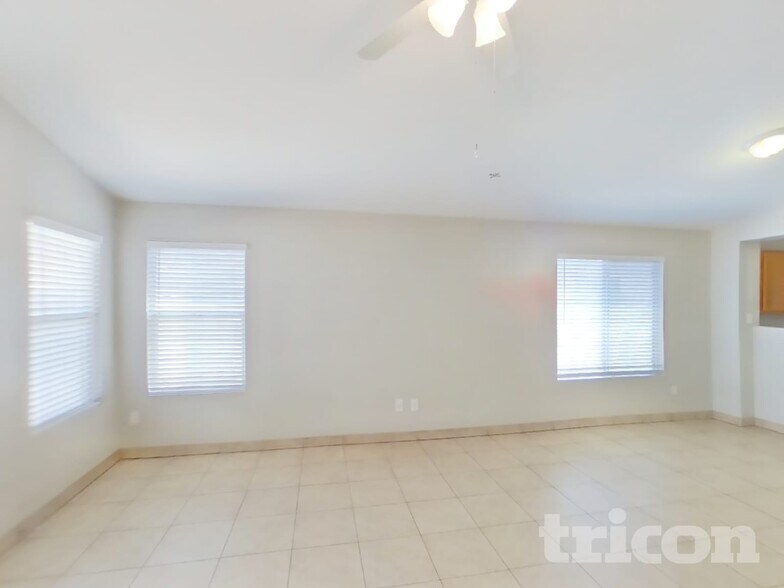 Building Photo - 10446 W Orange Dr