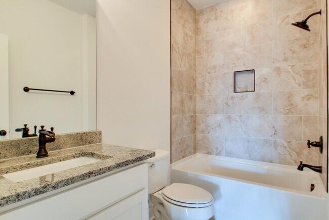 Building Photo - 2 Bedroom, 2.5 Bath Home in East Nashville