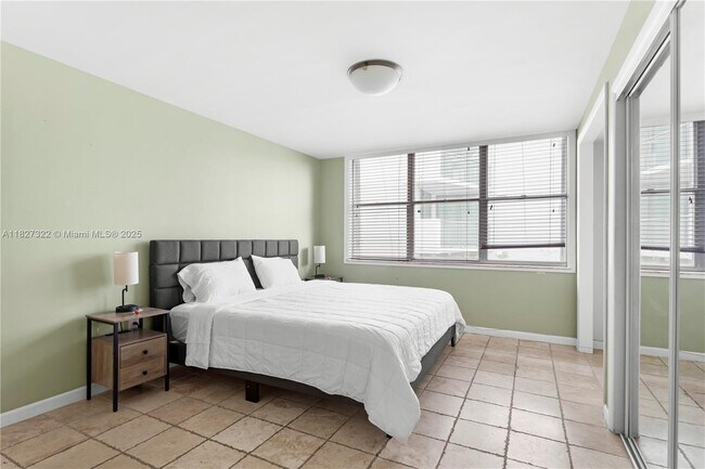Building Photo - 9440 W Bay Harbor Dr