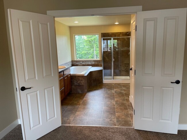 Building Photo - Beautiful 4 Bedroom in a small and exclusive neighborhood