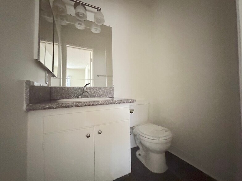 Building Photo - 447 W Elk Ave