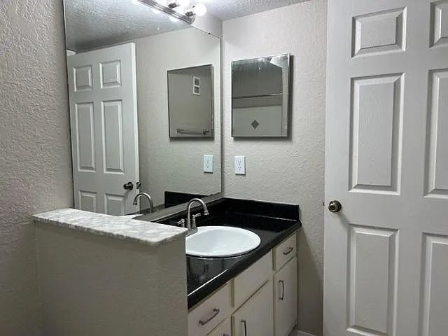 Building Photo - 831 Camargo Way