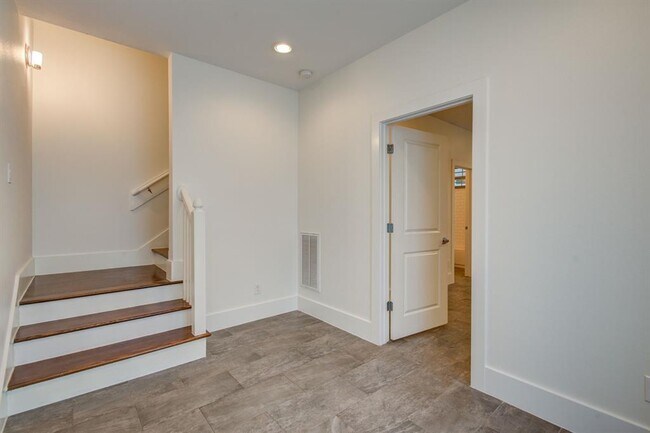 Building Photo - 1721 Thompson St