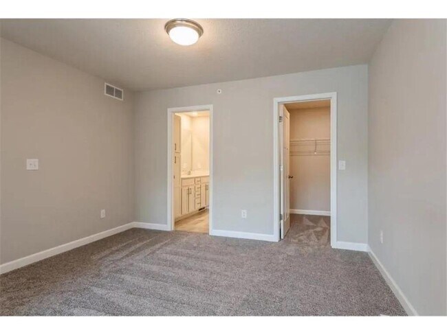 Building Photo - 10888 Fountain Pl N