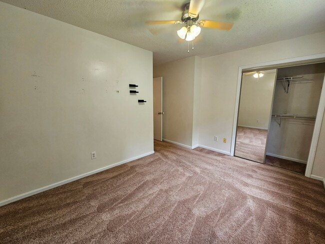 Building Photo - Affordable Townhome In Hunter's Creek!