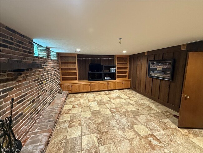 Building Photo - 6803 Cranbrook Dr