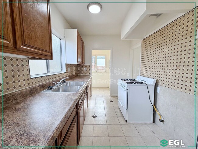 Building Photo - 816 Forest Ave