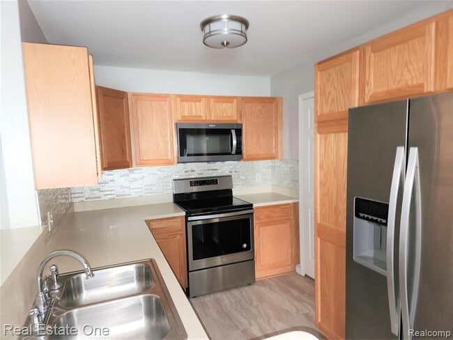 Building Photo - 3275 N Pointe Blvd