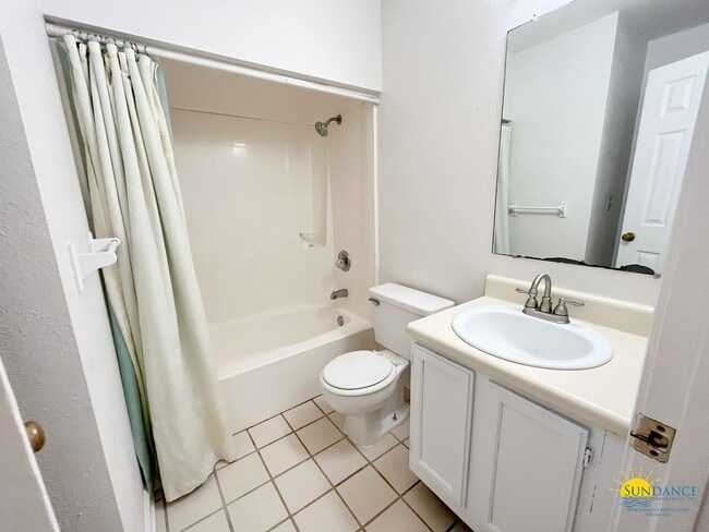 Building Photo - Lovely Ground Floor 1 Bedroom 1 Bath Condo in Bluewater Bay