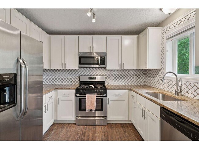 Building Photo - 211 Alva St