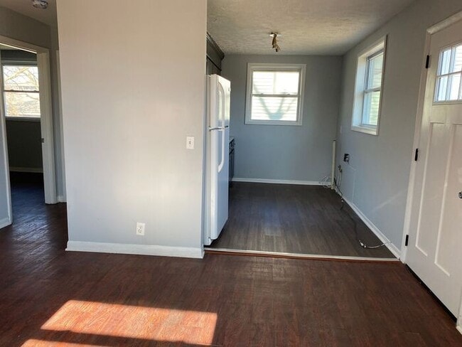 Building Photo - 2 Bed / 1 Bath Apartment on 2nd Ave - Walk Downtown!