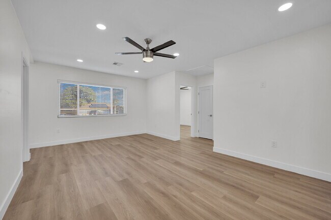 Building Photo - SIGN YOUR LEASE BY DEC 1ST AND RECEIVE YOUR FIRST 2 WEEKS RENT FREE! Beautifully updated 3-bedroo...