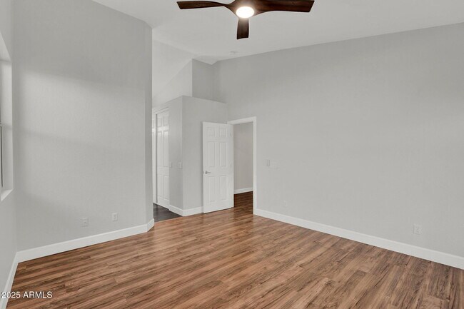 Building Photo - 8406 W Dahlia Dr