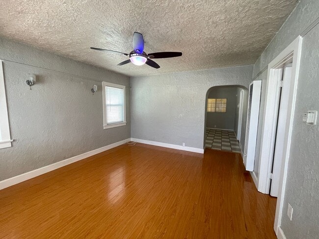 Building Photo - Gorgeous 2 Bedroom Home! Convenient Location!