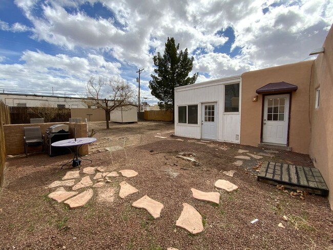 Building Photo - 3 Bedroom Single Story Home Available Near...