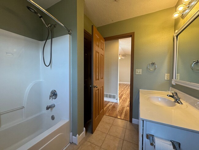 Building Photo - Summit’s Pass Beauty – Updated 3BR/2BA wit...