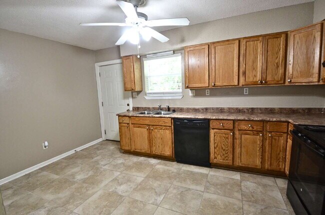 Building Photo - MOVE-IN SPECIAL: $300 OFF FIRST MONTH'S RENT!!