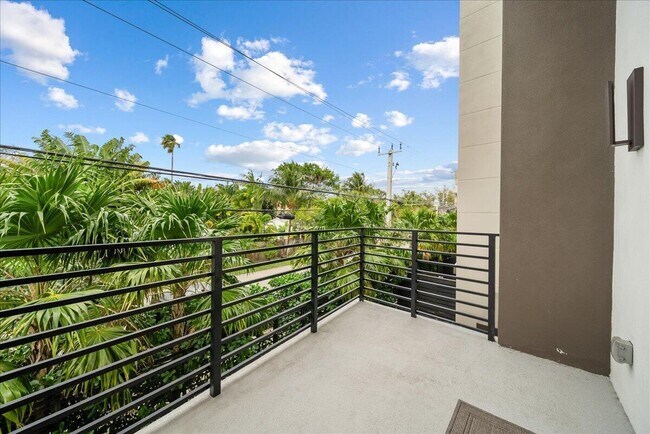 Building Photo - 1052 N Victoria Park Rd