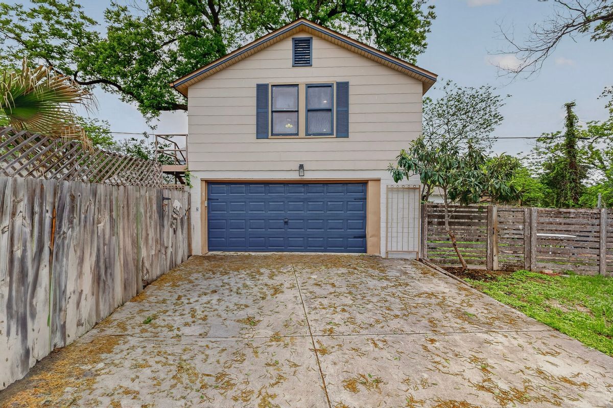 Building Photo - 526 W Lynwood Ave