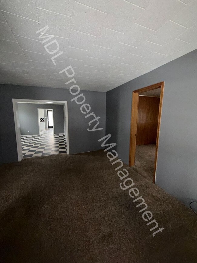 Building Photo - 2 Bedroom Home Available Now!