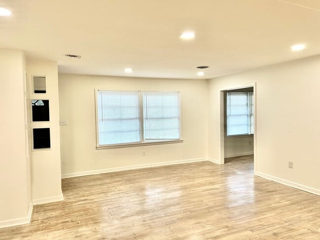 Building Photo - Beautifully Remodeled Home in Mountainview Area