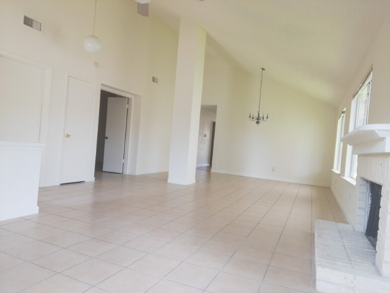 Building Photo - 2803 Meadowgrass Ln