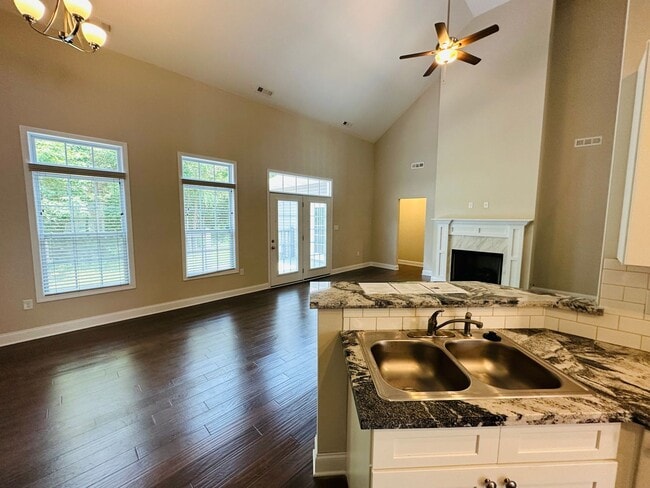 Building Photo - Spacious 3BR Home Near UT Hospital & Downtown Knoxville