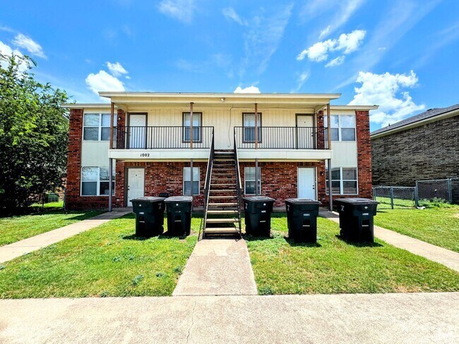 Building Photo - 1002 Circle M Dr
